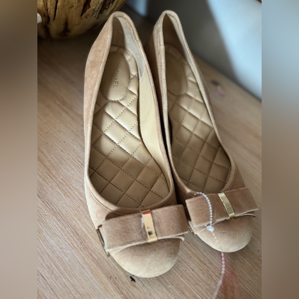 Michael Kors Camel Suede Block Heel Pumps Bow Detail Round Toe Classic Work Chic - Picture 5 of 7